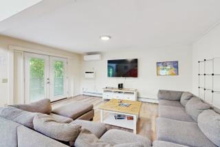 Sunlit cottage next to Acadia - sparkling full kitchen - 1 mile to downtown - 1