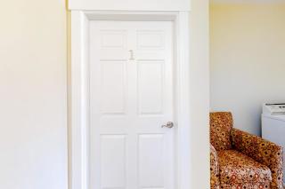 Cozy & Clean Second-Story Suite w/ Kitchenette & Free WiFi - Walk to the Harbor - 2
