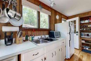 Lady Slipper Cottage: Charming Lakefront Retreat with Canoes, Kayaks, and Modern Comforts - 8