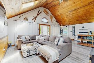 Scenic retreat with a spacious deck, gas fireplace, and Moosehead Lake views - 8