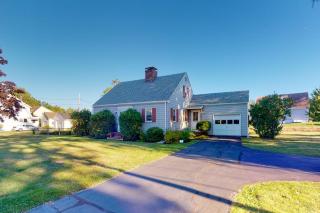 Comfortable home near the beach - dog-friendly - full kitchen & washer/dryer - 2