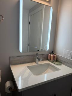 Cozy Suite Near Airport - 7