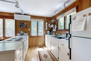 Lady Slipper Cottage: Charming Lakefront Retreat with Canoes, Kayaks, and Modern Comforts - 6