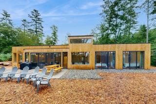 Idyllic lakeside house with outdoor sauna, patio and firepit - 0