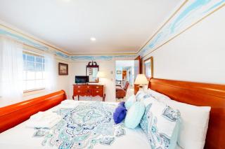 Spacious single-level duplex with fast WiFi, two full kitchens, deck, & yard - 2