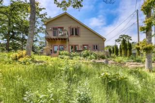 Dog-friendly home with high-speed WiFi, washer/dryer, & private dock - 0