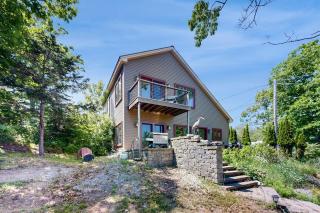 Dog-friendly home with high-speed WiFi, washer/dryer, & private dock - 9