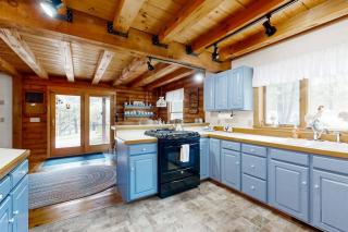 Lakefront lodge on Pemaquid Pond with dock, kayaks, canoe, SUP & firepits - 4