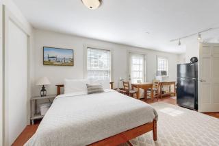Downtown, ground floor studio near the ocean w/patio, outdoor dining area & more - 4
