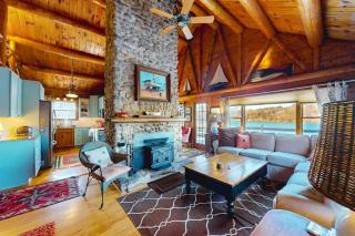 Riverfront retreat with a furnished deck, washer/dryer & fast WiFi - 6