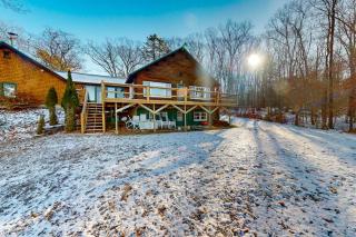 Riverfront retreat with a furnished deck, washer/dryer & fast WiFi - 9