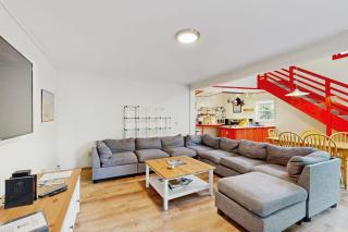 Sunlit cottage next to Acadia - sparkling full kitchen - 1 mile to downtown - 7