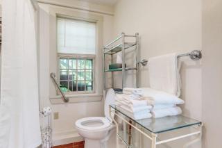 Downtown, ground floor studio near the ocean w/patio, outdoor dining area & more - 2