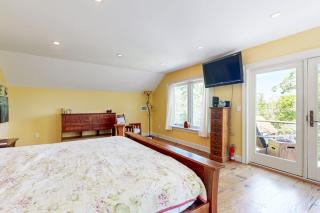 Dog-friendly home with high-speed WiFi, washer/dryer, & private dock - 7