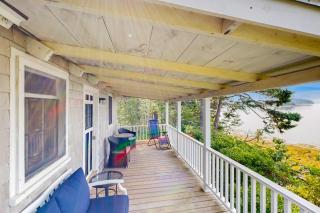 Dog-friendly oceanfront cottage with views - 9