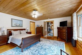 Lakefront lodge on Pemaquid Pond with dock, kayaks, canoe, SUP & firepits - 3