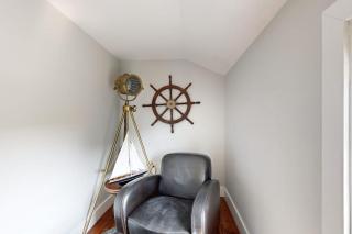 Nautical vacation rental in in walkable downtown with harbor view, grill & deck - 9