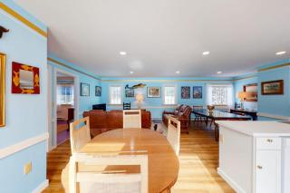 Spacious single-level duplex with fast WiFi, two full kitchens, deck, & yard - 5