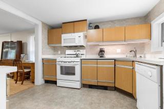 Bright, spacious getaway with full kitchen, furnished porch & WiFi - near trails - 5
