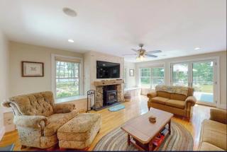 Secluded lakefront home with patio & firepit, fast WiFi, wood stove & W/D - 8