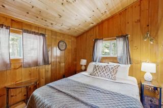 Quiet lakefront cottage with a firepit, private beach, & two kayaks - 9