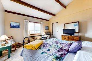 Fun-Filled Lakehouse w/Private Balcony, Free WiFi, Private W/D - Steps to Beach - 2