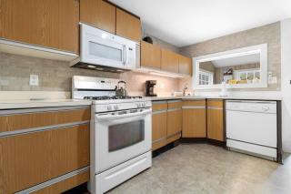 Bright, spacious getaway with full kitchen, furnished porch & WiFi - near trails - 4
