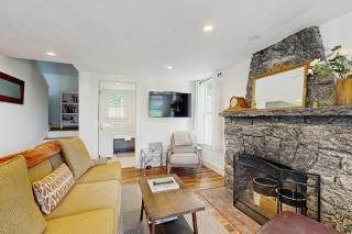 Coastal charmer with screened-in porch, grill, & AC - 6