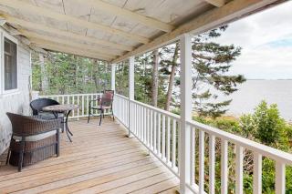 Dog-friendly oceanfront cottage with views - 7