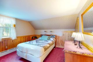 Comfortable home near the beach - dog-friendly - full kitchen & washer/dryer - 0