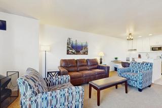 1BR with fitness center onsite laundry & pools - 6