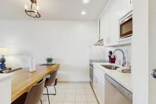 1BR with fitness center onsite laundry & pools - 3