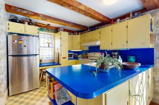 Charming Seaside Cottage with a Gas Fireplace, Spacious Patio, and Nearby Hiking - 2