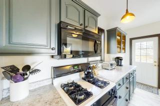 Newly Renovated Haven w/ Deck, Walk to Shops, Dining & Marina, Pet friendly - 8
