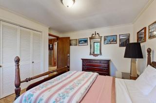 Lady Slipper Cottage: Charming Lakefront Retreat with Canoes, Kayaks, and Modern Comforts - 2