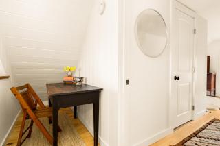 Renovated woodland home with lovely deck & firepit - minutes to Swan Lake - 7