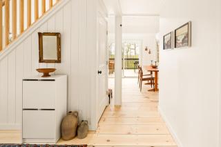 Renovated woodland home with lovely deck & firepit - minutes to Swan Lake - 6
