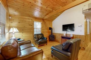 Comfortable two bedroom cabin with firepit, kitchen, hiking trail within walking - 8