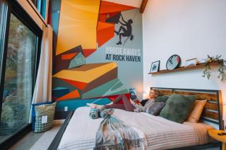 Cliff Hot Tub with Deck Fire Pit Mural and Pet Friendly - 7
