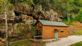 Cliff Hot Tub with Deck Fire Pit Mural and Pet Friendly - 3