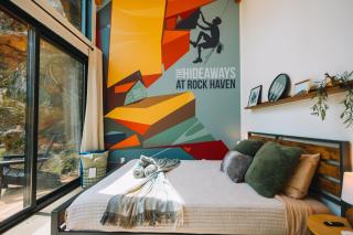 Cliff Hot Tub with Deck Fire Pit Mural and Pet Friendly - 8