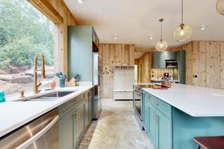 Idyllic lakeside house with outdoor sauna, patio and firepit - 4