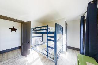 Newly Renovated Haven w/ Deck, Walk to Shops, Dining & Marina, Pet friendly - 4