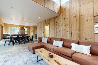 Idyllic lakeside house with outdoor sauna, patio and firepit - 7