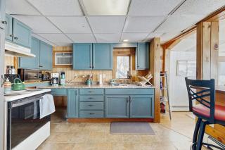 Idyllic Lakefront Retreat: pvt dock & beach for kayaking, swimming & fishing - 1