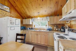 Lakefront, cabin-inspired home with firepit, grill, & screened porch, Wifi - 4