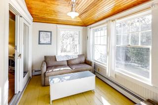 Dory Haven: Cove-front Home with sunroom, screened porch & waterfront yard - 7