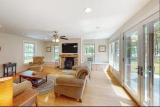 Secluded lakefront home with patio & firepit, fast WiFi, wood stove & W/D - Ellsworth - 5