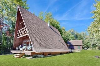 Comfy Lakefront Cabin with Gorgeous Views, Private Dock & Pebble Beach - 7