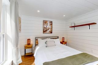 Brand-new dog-friendly home near Hancock Pond with firepit, grill, streaming, AC - 8